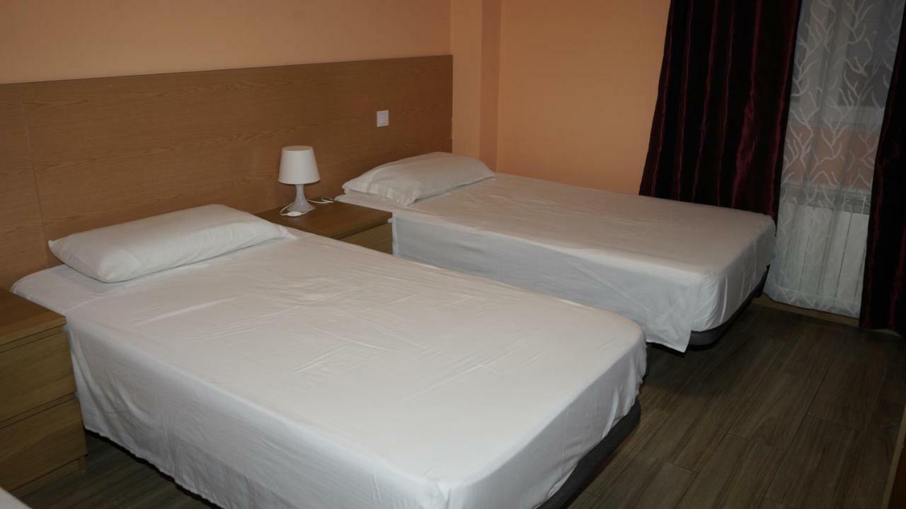 Hostal La Pared Torres de la Alameda Exterior foto